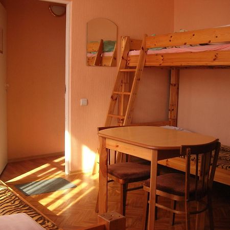 Elizabeth'S Yh Rooms Riga Bagian luar foto